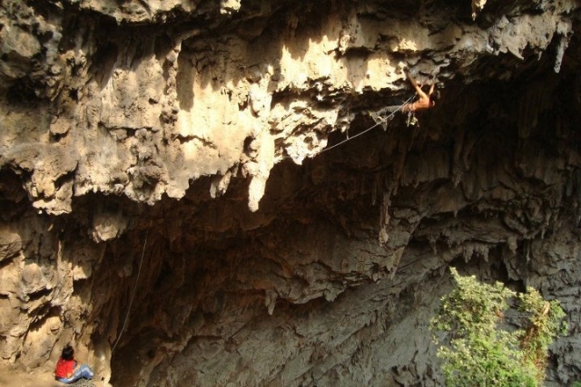 Escalando roca natural